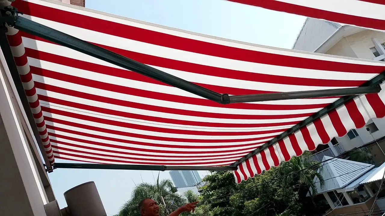 Contoh awning gulung modern terpasang di teras sebuah bangunan di Jakarta