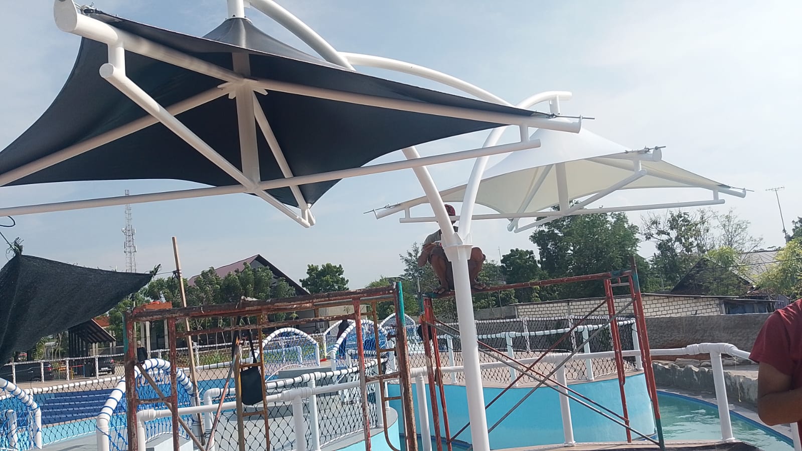 Kanopi Membran Tepi Kolam Renang